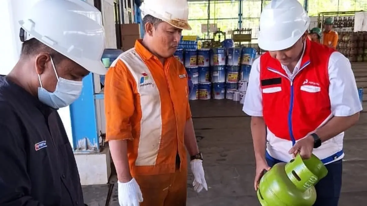 SIDAK LPG: PT Pertamina Patra Niaga Regional Kalimantan melakukan sidak untuk memastikan tabung gas yang beredar aman digunakan. (PT PERTAMINA UNTUK HRK)