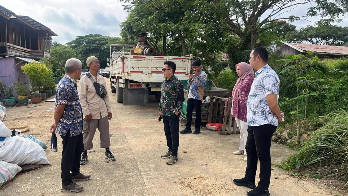 DITINJAU: Kepala DLHK Berau, Zulkifli Azhari, saat meninjau lokasi TPA Bujangga untuk memetakan langkah yang akan diambil ke depan. (DLHK UNTUK BERAU POST)