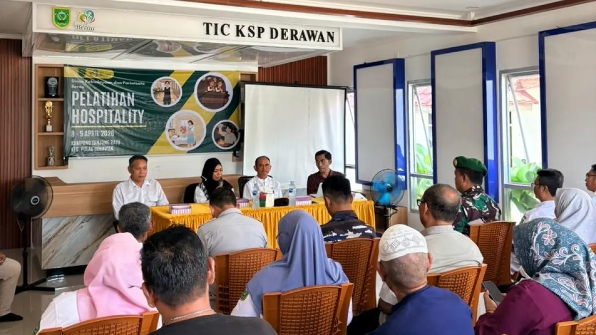 PELATIHAN: Sebanyak 30 pelaku wisata di Tanjung Batu mendapat pelatihan hospitality dari Disbudpar Berau, belum lama ini. (DISBUDPAR UNTUK BERAU POST)