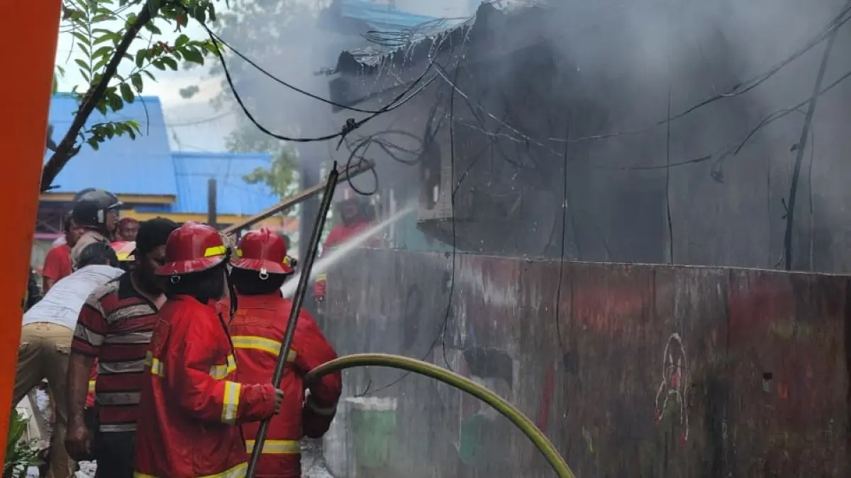 PEMADAMAN: Tim gabungan dibantu masyarakat saat melakukan pemadaman kemarin. (ARTA KUSUMA YUNANDA/BP)