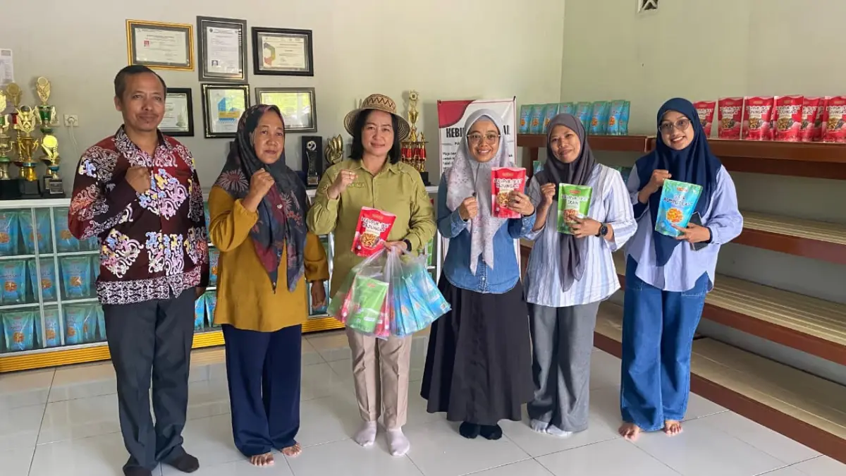 PEREKONOMIAN: Wakil Ketua Dekranasda Kabupaten Bulungan Martina Kilat (tiga dari kiri) bersama warga yang masuk dalam KUB Maju Bersama di Tanjung Palas Timur. (PEMKAB BULUNGAN)