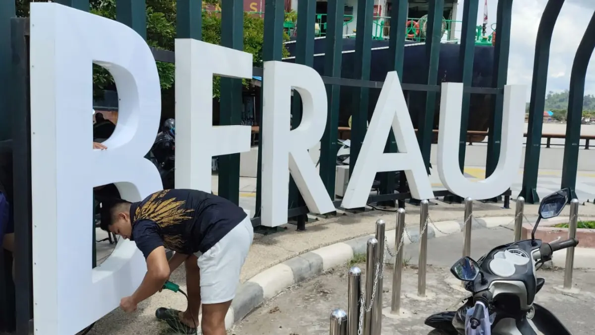 SEMPAT RUSAK: Landmark BERAU di Jalan Ahmad Yani sudah mengalami kerusakkan tiga kali dalam dua tahun terakhir. (SENO/BP)