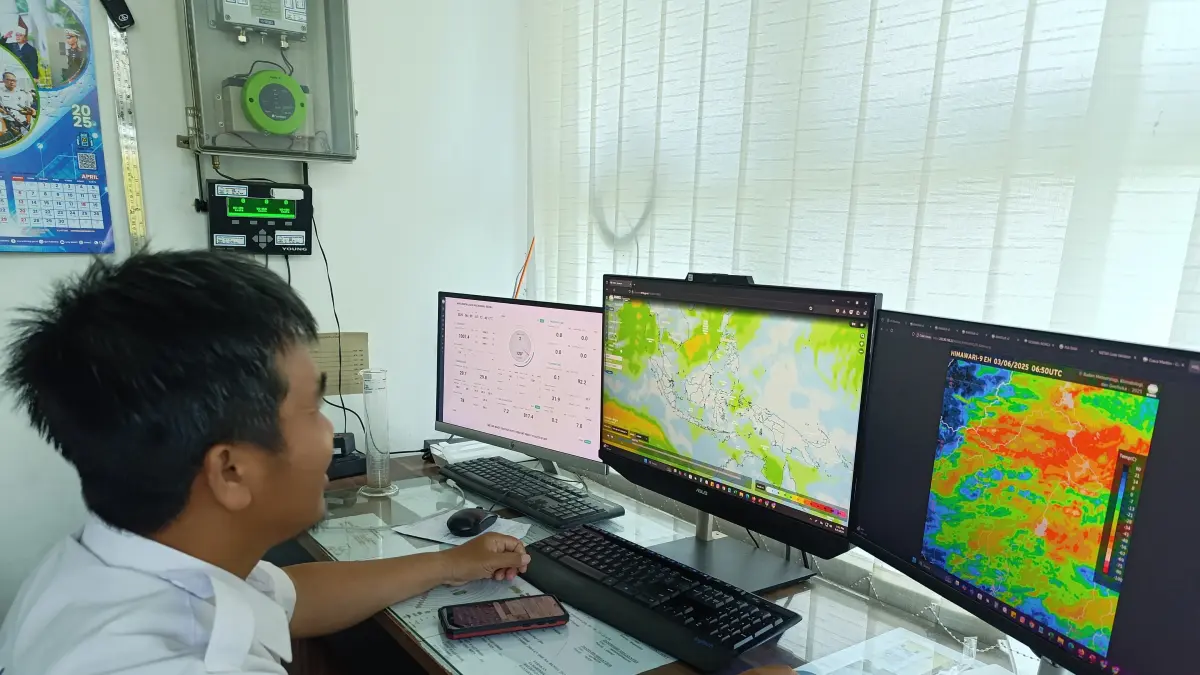 UPDAT CUACA: Tim BMKG Berau saat melakukan pengecekan cuaca beberapa waktu lalu. (ARTA KUSUMA YUNANDA/BP)