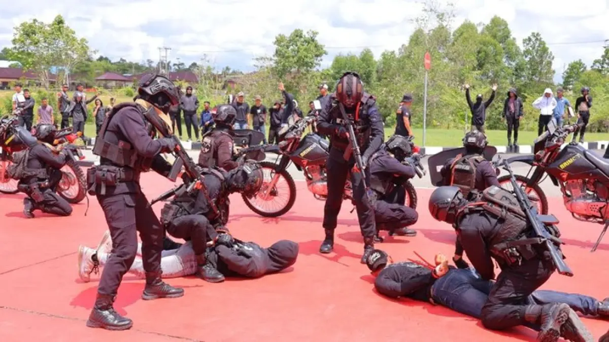 LATIHAN: Personel Ditsamapta bersama gabungan Brimob Polda Kaltara laksanakan latihan persiapan BKO Nusantara. (POLDA KALTARA)