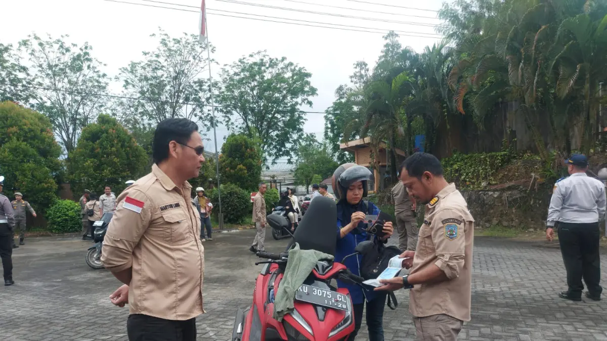 PAJAK KENDARAAN: Petugas Samsat Tarakan saat melaksanakan P2KB untuk menekan pemasukan pajak kendaraan. (HRK)