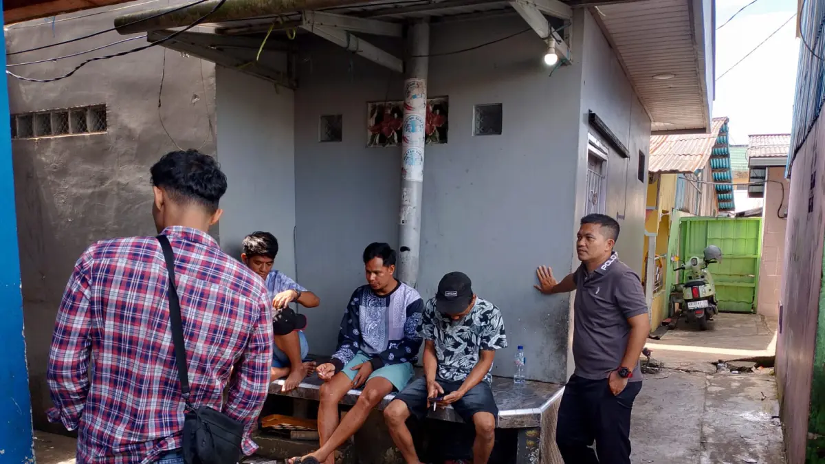 PATROLI: Petugas BNNK Tarakan melakukan patroli di daerah rawan narkotika di Selumit Pantai, Kamis (9/4). (BNNK TARAKAN UNTUK HRK)