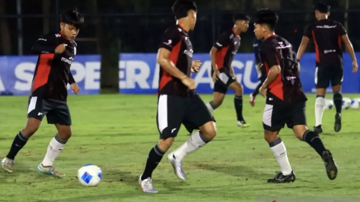 Pesepak bola Timnas Indonesia U-17 melakukan sesi latihan di Lapangan Indomilk Arena, Kabupaten Tangerang, Banten, Sabtu (7/2/2026). (ANTARA)