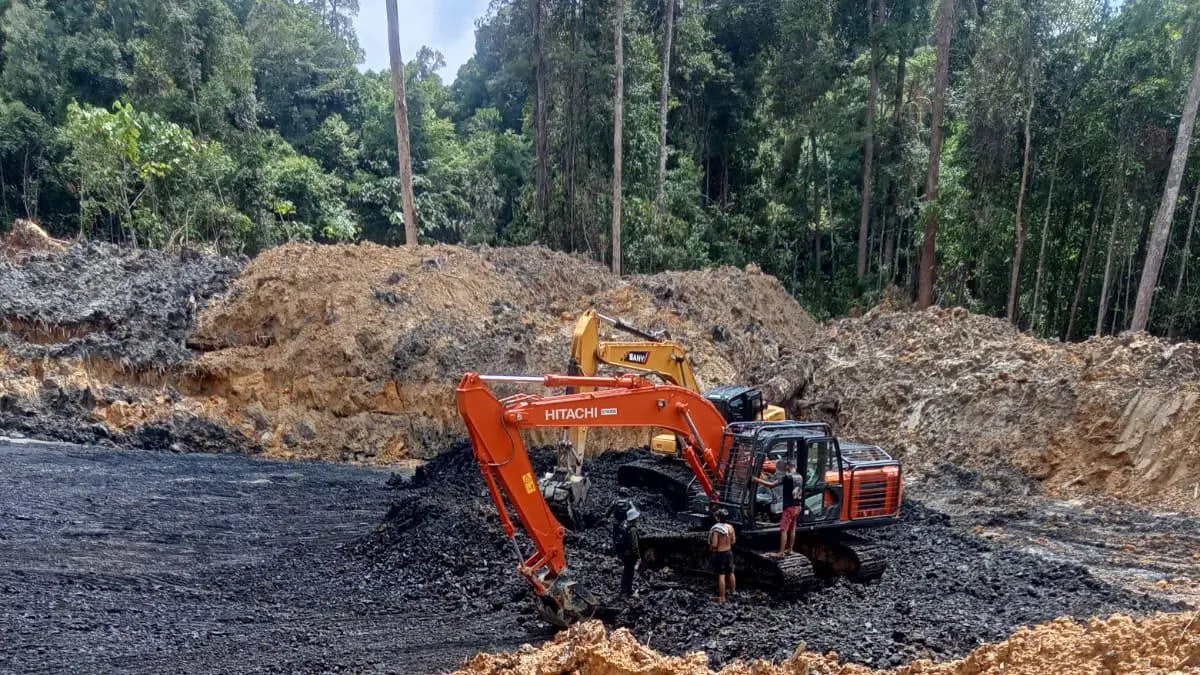 DIAMANKAN: Sejumlah alat berat yang berhasil diamankan, atas dugaan aktivitas penambangan tanpa izin di Kampung Maluang, Kecamatan Gunung Tabur.