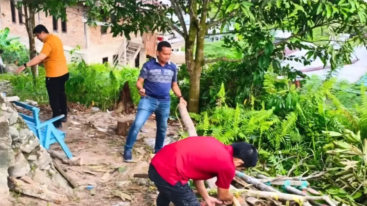 DIBONGKAR: Tempat yang diduga sebagai berjualan narkotika di Kelurahan Juata Permai, dibongkar petugas BNNK Tarakan, Sabtu (11/4). (BNNK TARAKAN UNTUK HRK)