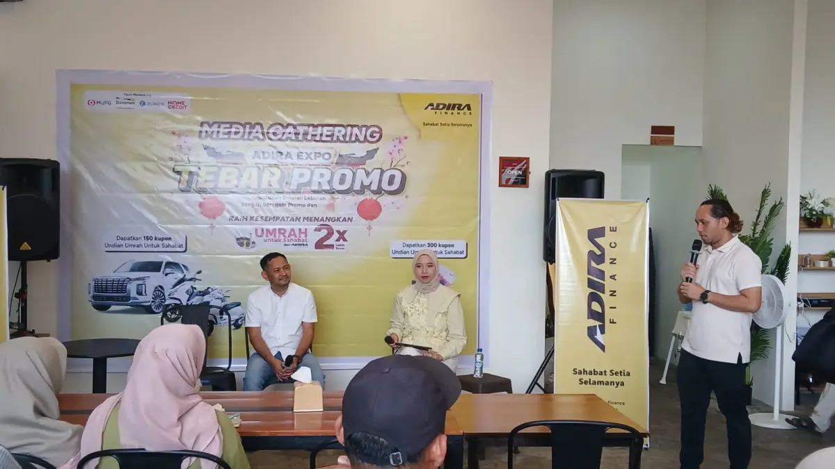 MATANGKAN PERSIAPAN: Media gathering bersama Adira Expo yang dilaksanakan jelang event Mak Dendang, Sabtu (11/4). (IZZA/BP)