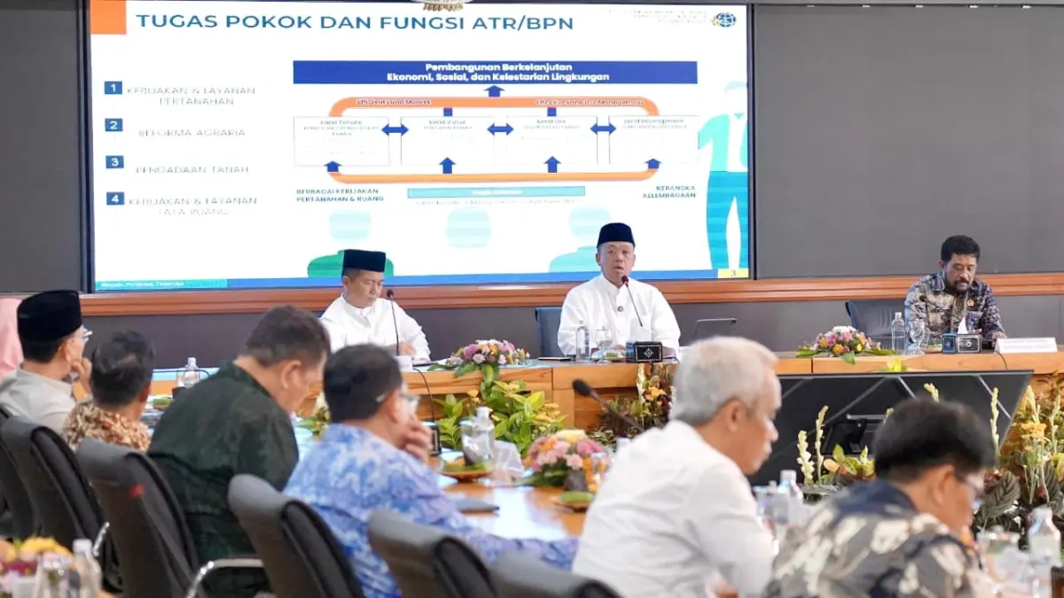 Menteri ATR/Kepala BPN, Nusron Wahid, memberikan arahan strategis dalam Rapat Koordinasi bersama Gubernur NTB, Lalu Muhamad Iqbal, serta bupati dan wali kota se-Provinsi NTB di Mataram, Jumat (10/04/2026).