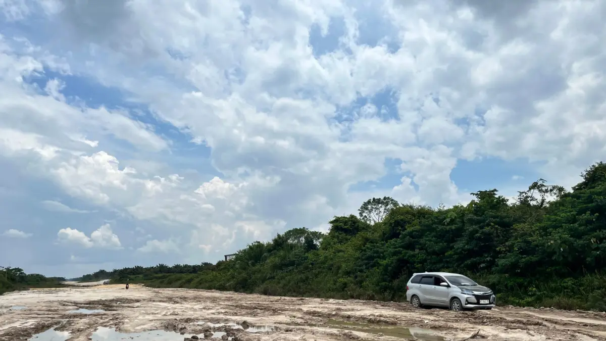 PERLU PENANGANAN: Kondisi jalan menuju Kawasan Industri Tanah Kuning-Mangkupadi di Kecamatan Tanjung Palas Timur yang rusak kembali menjadi sorotan. (FAISAL/HRK)