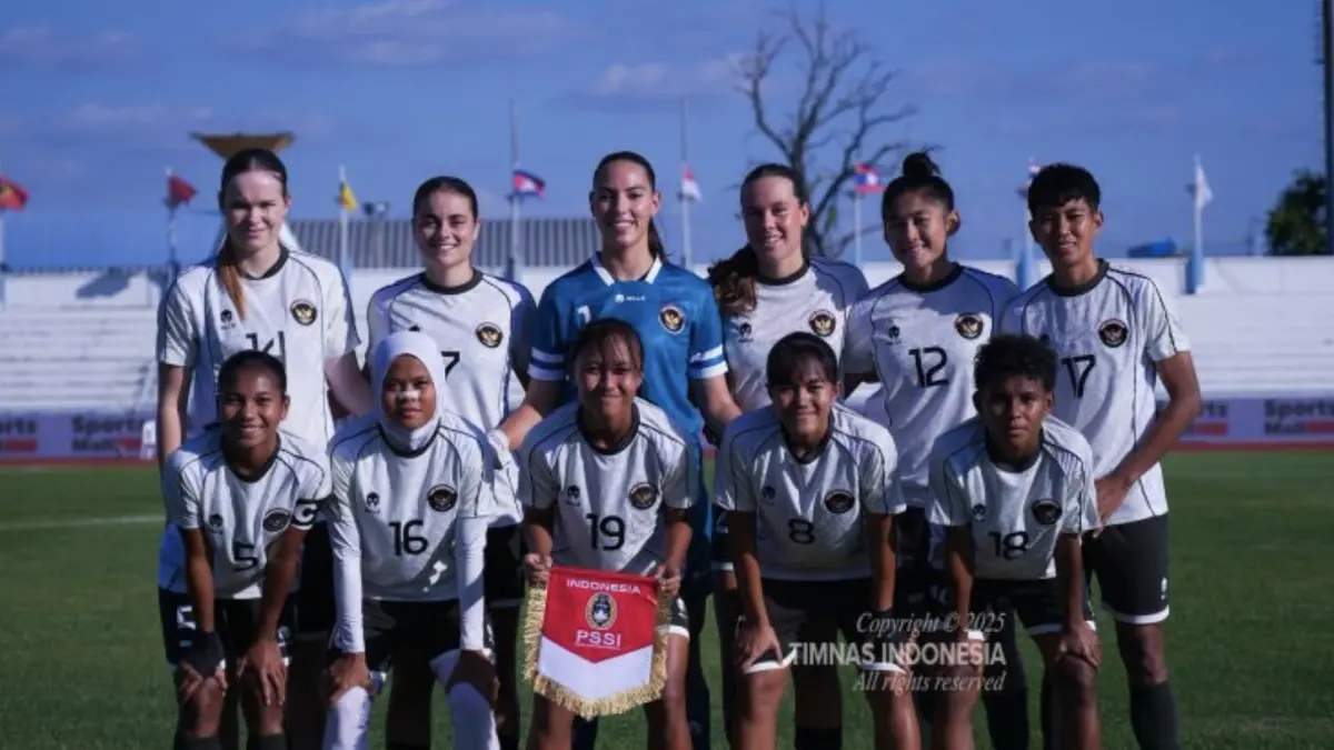 Skuad timnas putri Indonesia berpose sebelum memainkan pertandingan melawan Singapura pada lanjutan Grup A sepak bola putri SEA Games 2025. (ANTARA)

