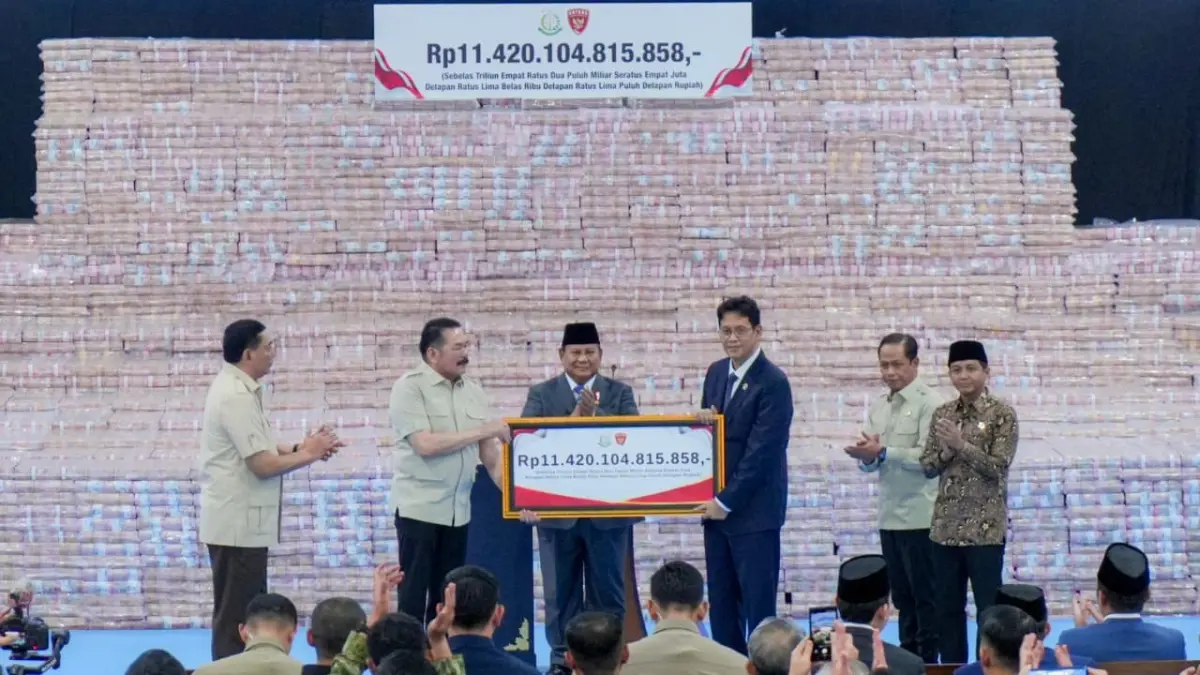Wakil Menteri ATR/Wakil Kepala BPN, Ossy Dermawan, menghadiri prosesi penyerahan denda administratif dan penguasaan kembali kawasan hutan senilai Rp11,42 triliun yang disaksikan langsung oleh Presiden RI Prabowo Subianto di Komplek Kejaksaan Agung, Jakarta, Jumat (10/04/2026).