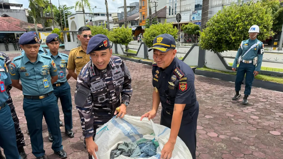 AMANKAN BARANG BUKTI: Bea Cukai Tarakan terima pelimpahan perkara dugaan pakaian bekas ilegal dari Kodaeral XIII, Senin (13/4). (SEPTIAN ASMADI/HRK)