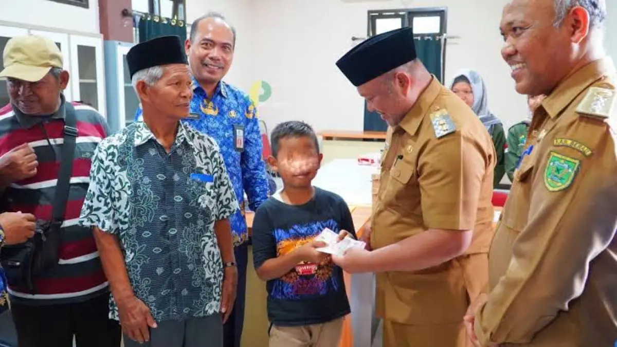 ILUSTRASI: Salah seorang anak menerima bantuan dari pemerintah yang diserahkan Wakil Bupati Berau Gamalis.

