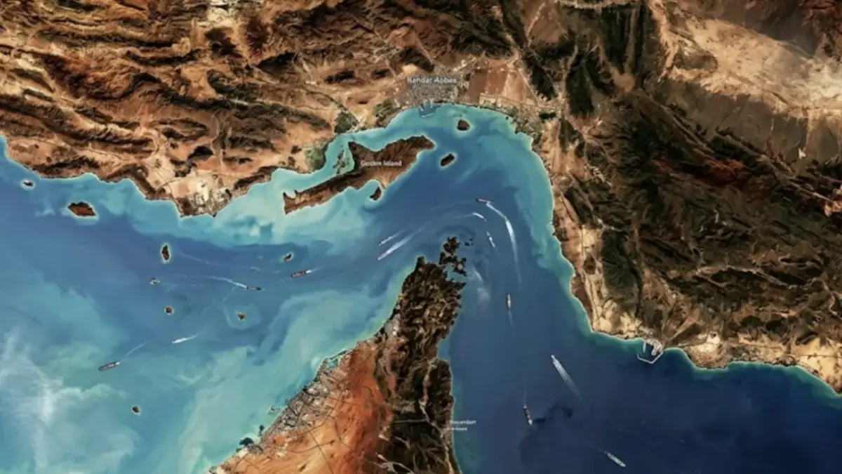 Ilustrasi Selat Hormuz. Harga minyak mentah acuan Brent naik 8 persen pada Minggu (12/4) ke level USD 103 per barel. (Freepik)