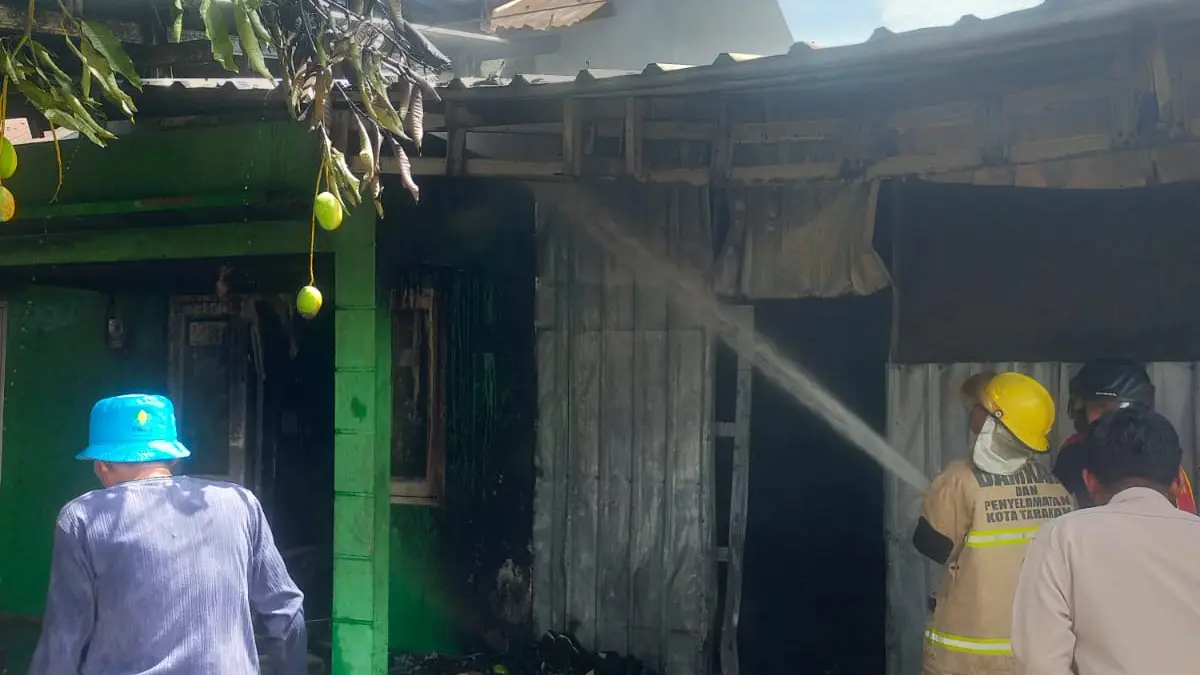 KEBAKARAN: Tim pemadam kebakaran usai memadamkan api di Panti Asuhan Arrohimin, Senin (13/4). (PMK TARAKAN UNTUK HRK)