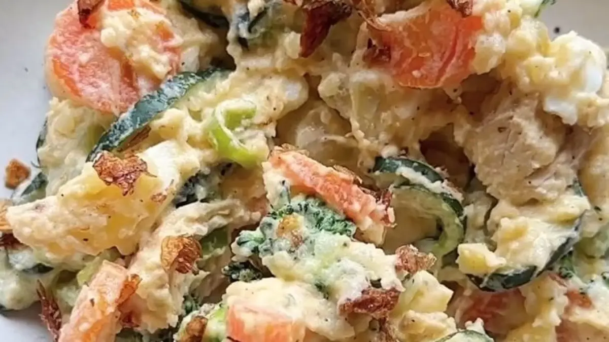 Potret Japanese potato salad sehat dengan Greek yoghurt yang mengombinasikan kentang, sayur, dan protein tinggi. (instagram.com/@jennidish)

