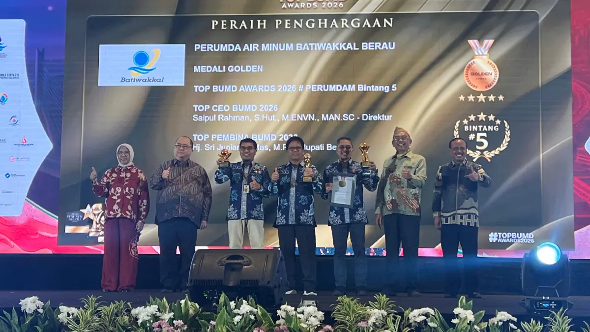 RAIH PENGHARGAAN: Asisten II Bidang Perekonomian dan Pembangunan, Mustakim Suharjana, mewakili Bupati Berau beserta jajaaran Perumda Air Minum Batiwakkal Kabupaten Berau saat menerima penghargaan. (PERUMDAM BATIWAKKAL)