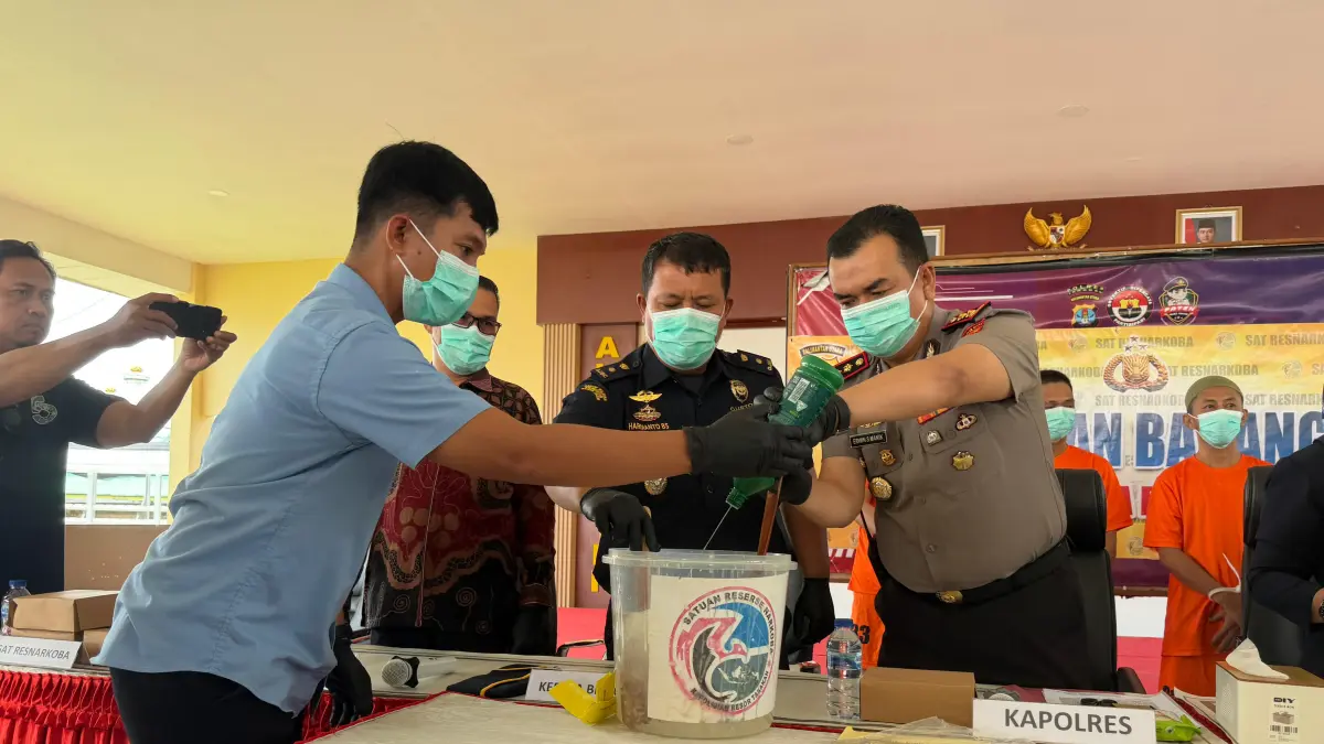 DIMUSNAHKAN: Polres Tarakan memusnahkan sabu dengan melarutkan ke dalam air, Selasa (14/4). (SEPTIAN ASMADI/HRK)