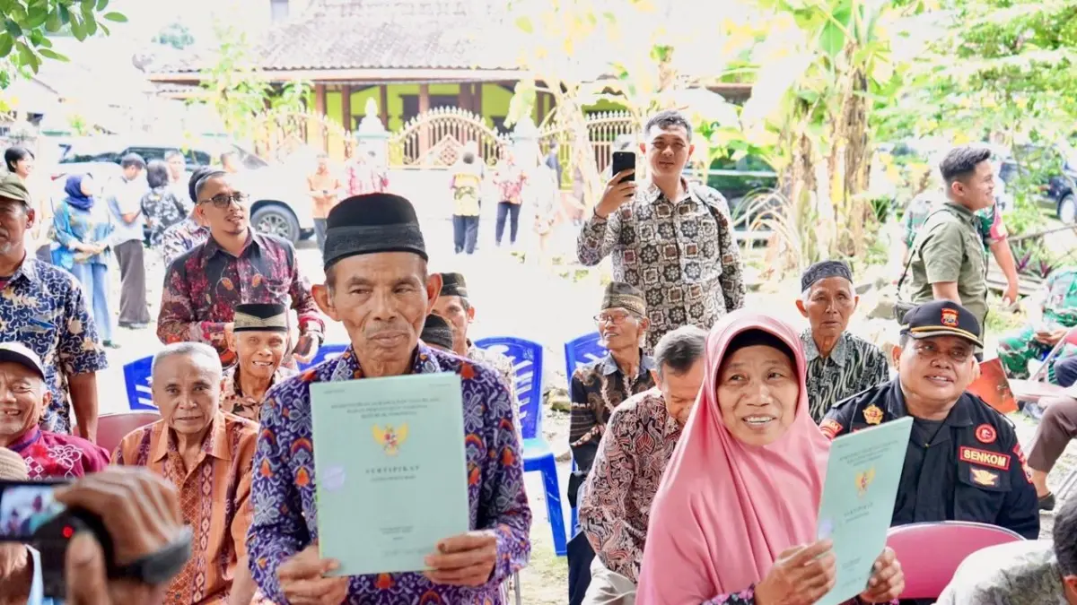 Mbah Tupon bersujud syukur didampingi sang istri usai menerima kembali sertipikat tanah miliknya yang diserahkan langsung di kediamannya, Dusun Ngentak, Bangunjiwo, Bantul, Kamis (09/04/2026)