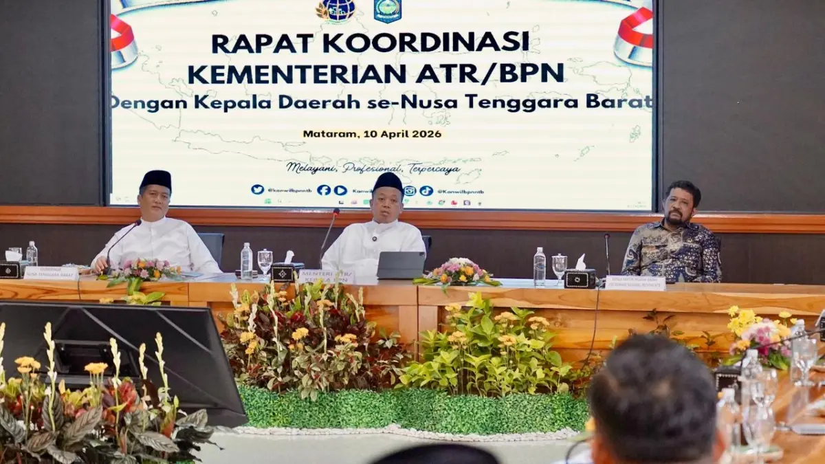 Menteri ATR/Kepala BPN, Nusron Wahid, memaparkan pentingnya sinkronisasi data Nomor Induk Bidang (NIB) dan Nomor Objek Pajak (NOP) saat memimpin Rapat Koordinasi di Kantor Gubernur NTB, Mataram, Jumat (10/04/2026)