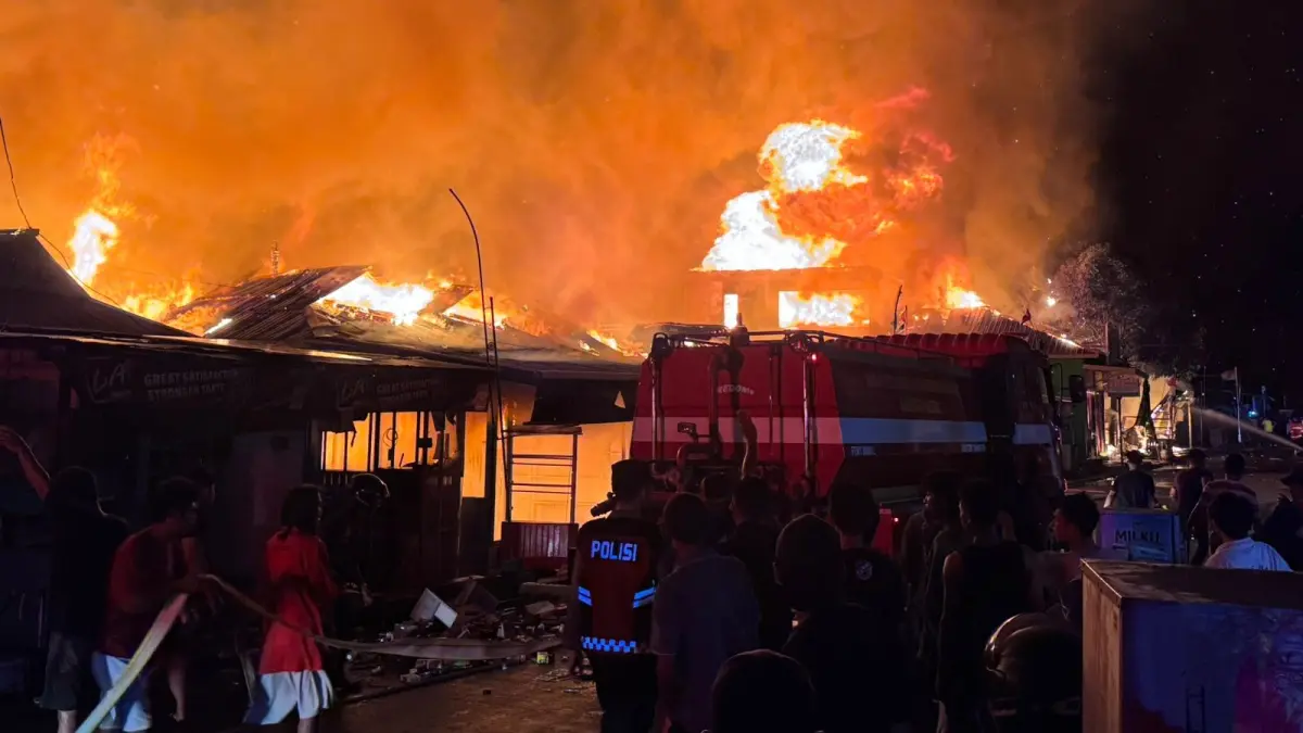PEMADAMAN: Tim dari Disdamkartan Berau bersama TNI-Polri berupaya melakukan pemadaman di area pemukiman warga beberapa waktu lalu. (BERAU POST )