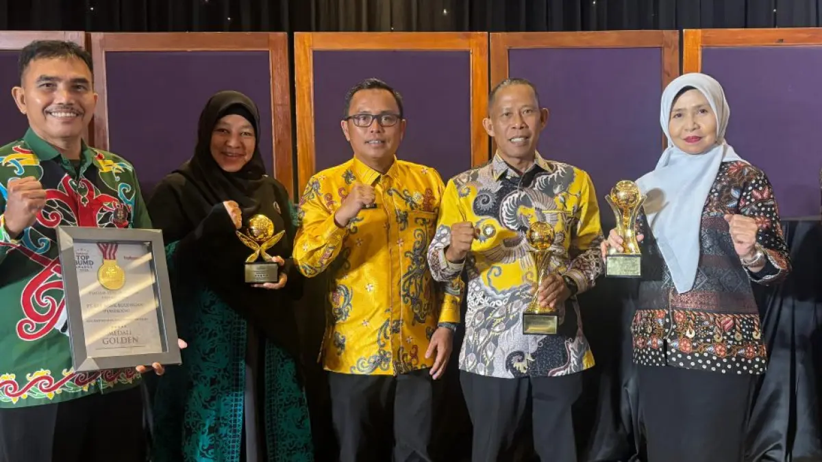 PENGHARGAAN: Bupati Bulungan Syarwani (dua dari kanan) dinobatkan sebagai TOP Pembina BUMD 2026 dalam ajang TOP BUMD Awards 2026. (PEMKAB BULUNGAN )