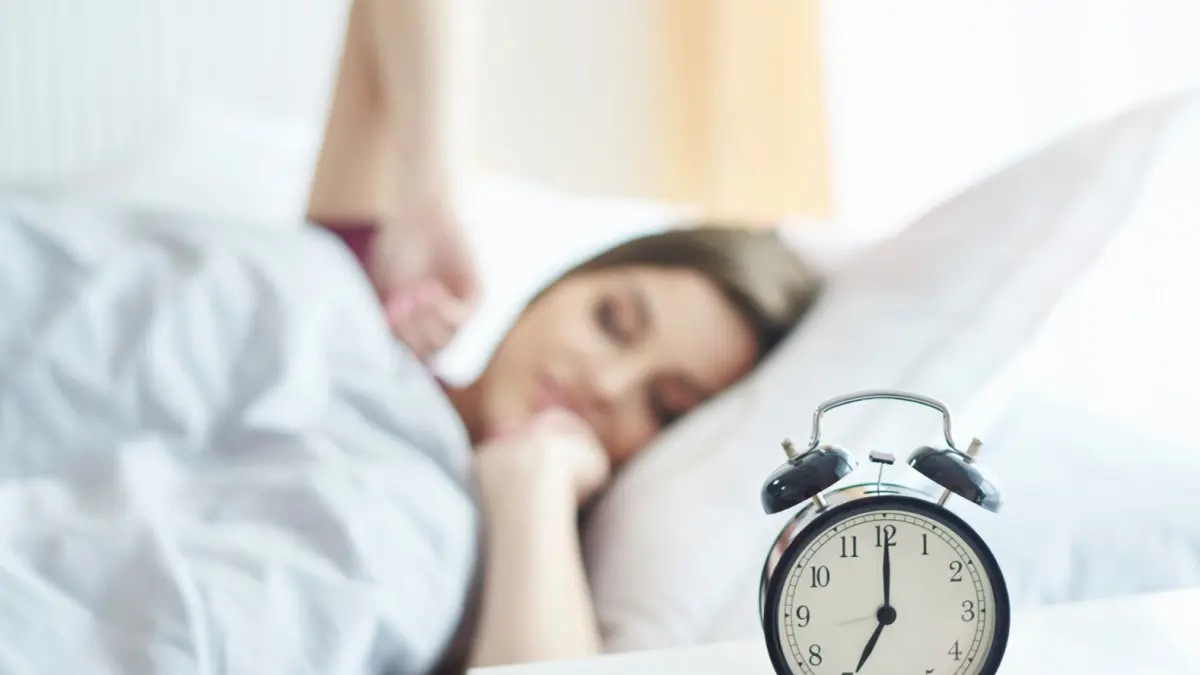 Ilustrasi seseorang yang selalu bangun saat alarm bunyi (Freepik)

