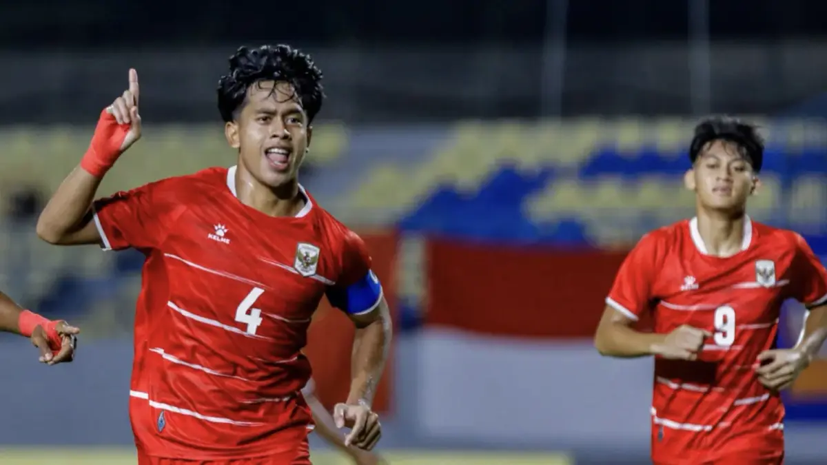 Pesepak bola Timnas Indonesia Putu Ekayana Yoga Pratama berselebrasi usai mencetak gol ke gawang Timnas Timor Leste pada pertandingan penyisihan grup A ASEAN U-17 Boys Championship atau AFF U-17 di Stadion Gelora Joko Samudro, Gresik, Jawa Timur, Senin (13/4/2026). (Riana Setiawan / Jawa Pos)