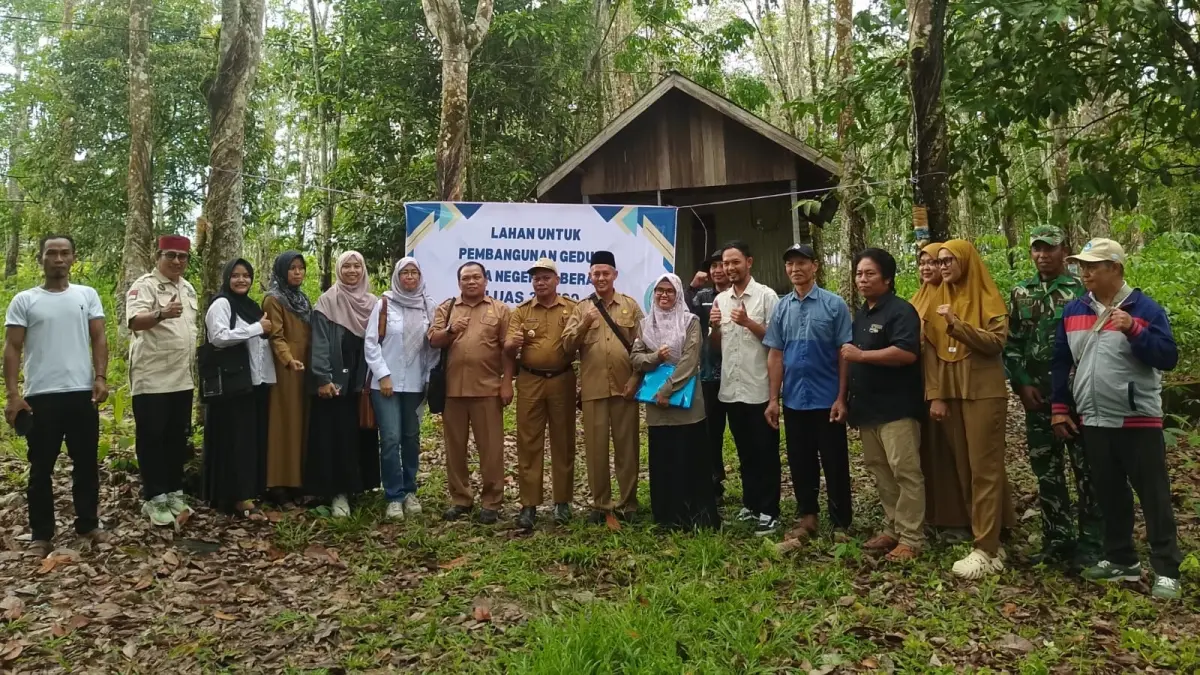 DITINJAU: Perwakilan Kemendikdasmen, Disdikbu Kaltim, dan Pemerintah Kecamatan Segah, meninjau calon lokasi pembangunan SMA Negeri 16 Berau beberapa waktu lalu. (SENO/BP)