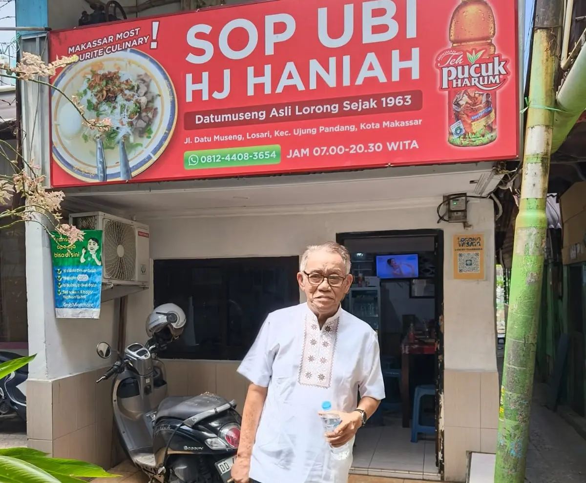 KENANGAN: Penulis usai menikmati sop ubi di Lorong Jalan Datu Museng, Makassar, tempat penuh kenangan bagi banyak warga. (DOK PRIBADI)