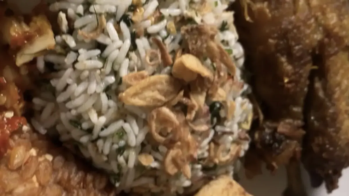 Potret nasi gurih ikan pindang dengan daun jeruk dan kangkung crispy. (Instagram: @nahumlimantara)

