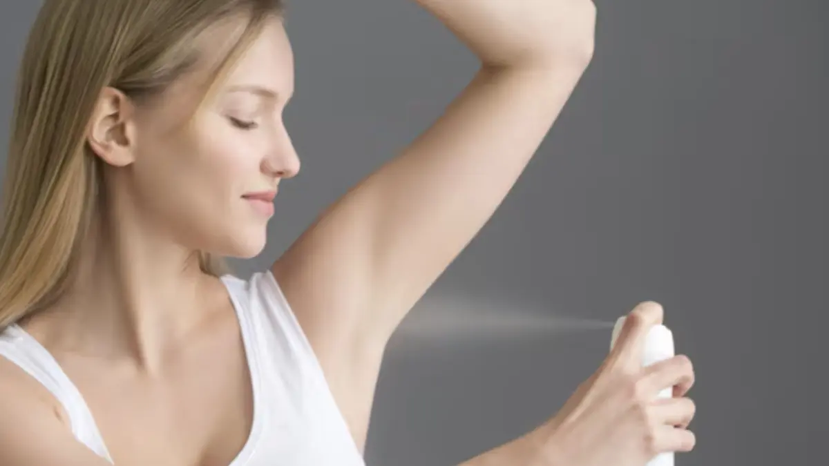 Ilustrasi penggunaan deodorant. (Freepik)
