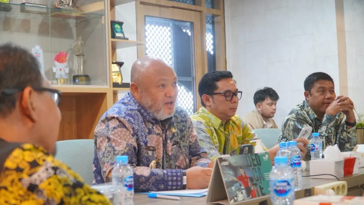 JEMPUT BOLA: Wakil Bupati Berau, Gamalis didampingi Asisten III Setkab Berau Maulidiyah bersama Ketua DPRD Berau, Dedy Okto Nooryanto, sambangi Kanreg IV Telkom Kalimantan bahas masalah jaringan di daerah wisata. (SENO/BP)