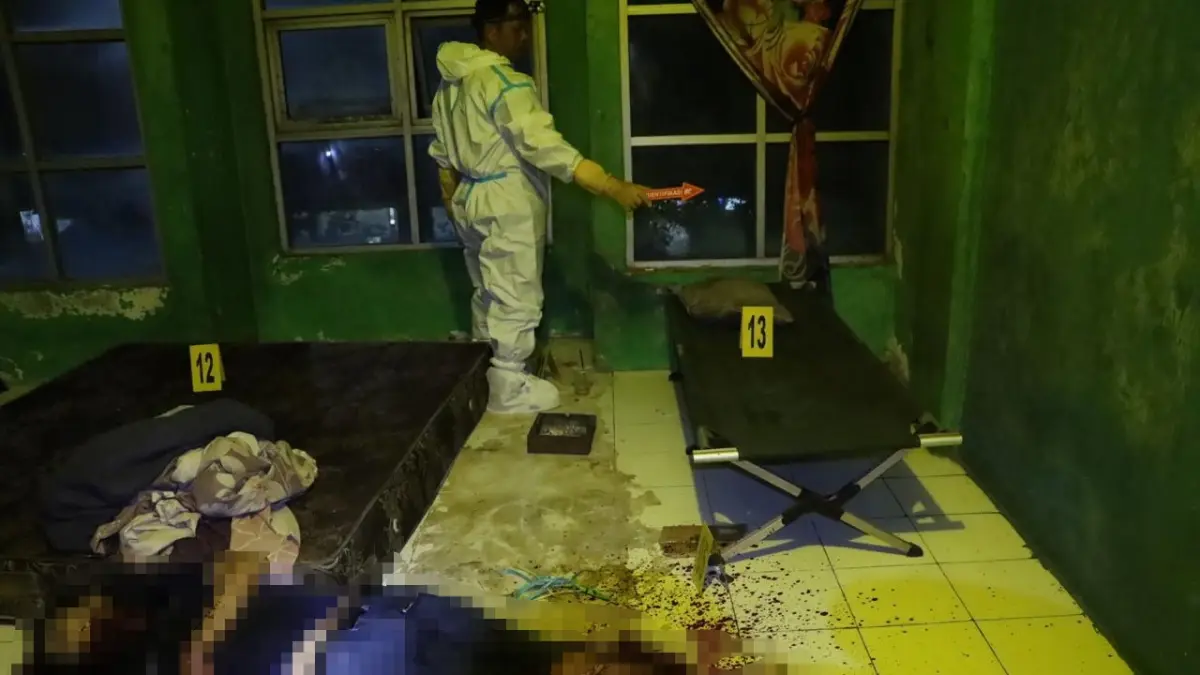 OLAH TKP: Unit Inafis Satreskrim Polres Tarakan melakukan olah TKP penemuan mayat di ruko Pasar Gusher. (SEPTIAN ASMADI/HRK)