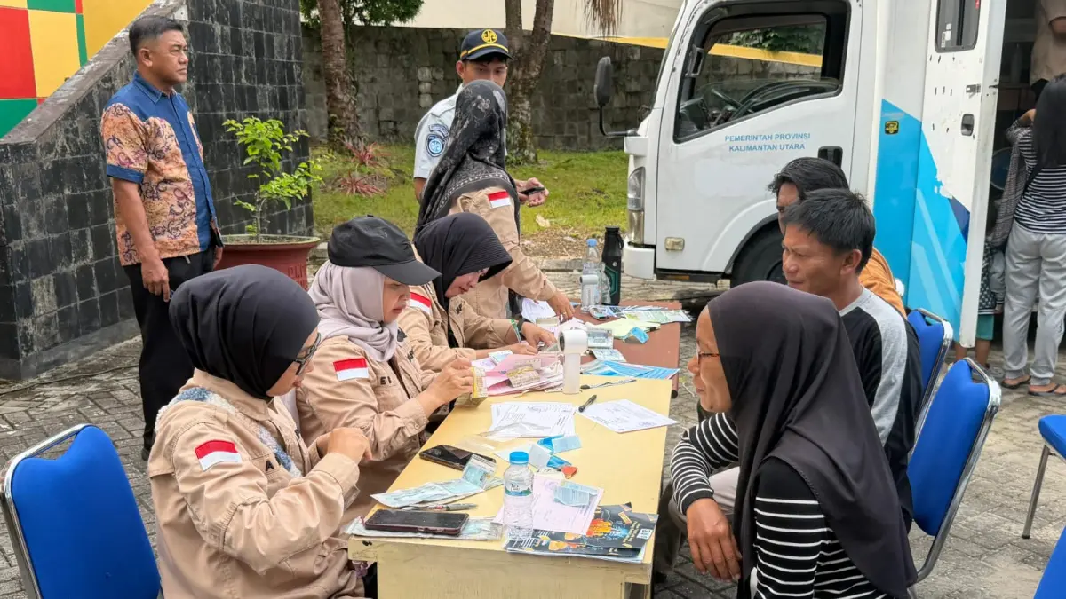 PEMERIKSAAN PAJAK: Salah satu upaya mendongkrak pendapatan dengan membayar pajak kendaraan saat P2KB. (HRK)