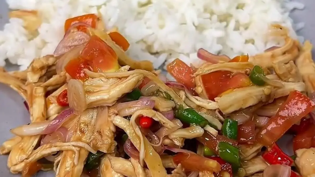 Potret sambal pecit ayam rendah kalori tinggi protein. (Instagram :@amelitara.resep)