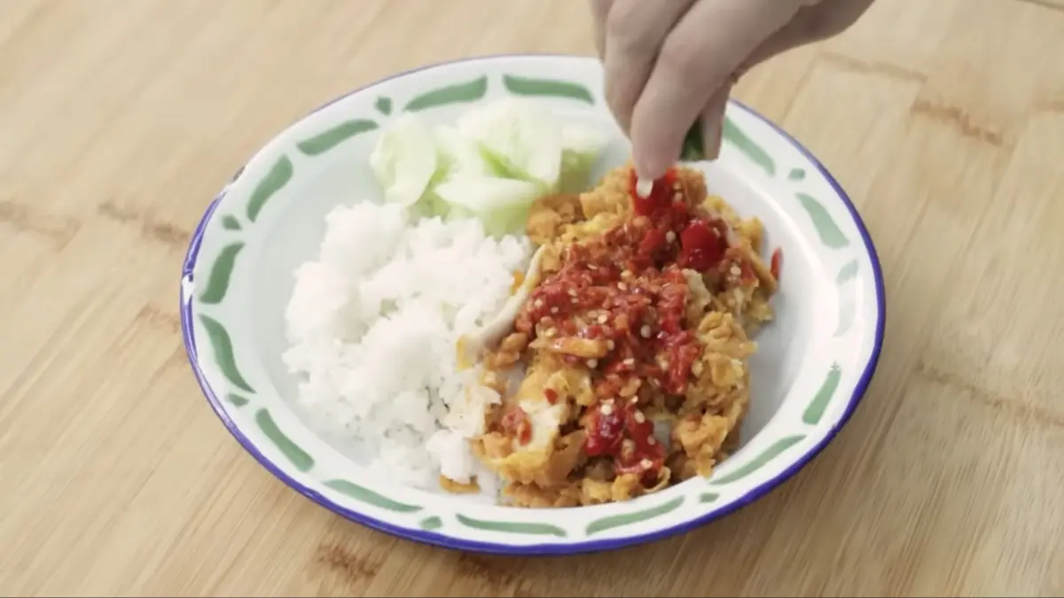 Resep Ayam Geprek Sambal Korek yang Menggugah Selera Makan (YouTube Devina Hermawan)
