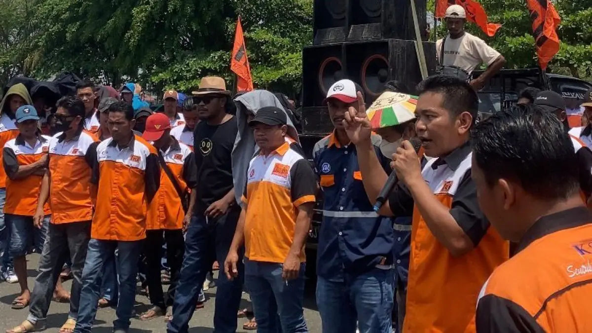 SAMPAIKAN ASPIRASI: Puluhan buruh dari DPC FKUI KSBSI Berau melakukan aksi damai di depan Kantor Bupati Berau. (BERAU POST)
