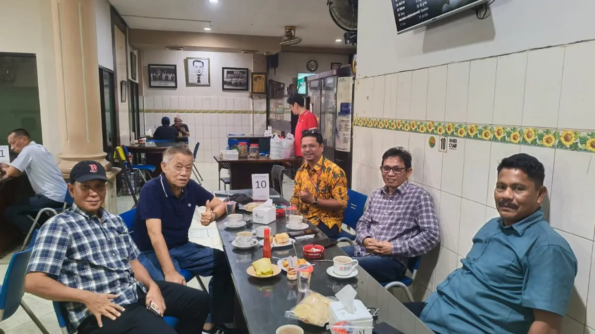 SANTAI: Diskusi ringan penulis di Warkop Phoenam Makassar bersama Ichsan Rapi dan Vitalis yang melakukan kunjungan kerja ke Makassar, kemarin. (DOK PRIBADI)