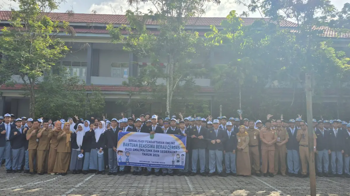 SOSIALISASI: Bagian Kesra saat menyosialisasikan program Beasiswa Berau cerdas di SMA 1 Berau, beberapa waktu lalu. (BAGIAN KESRA SETKAB BERAU UNTUK BERAU POST)