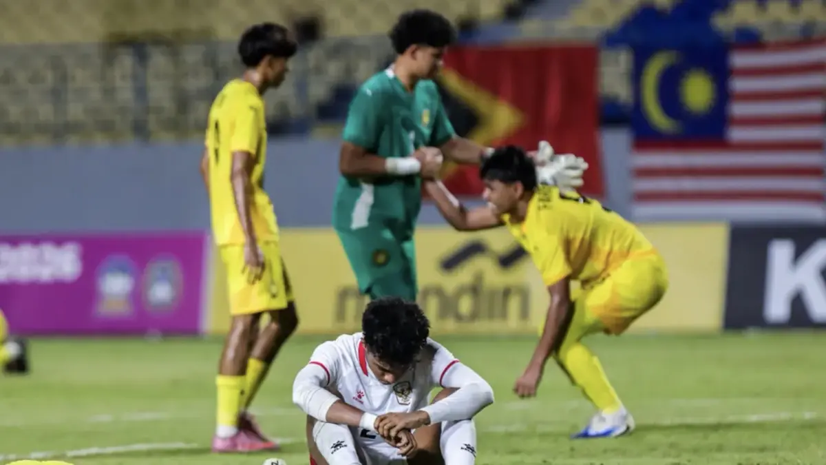 Ekspresi Pemain Timnas Indonesia U-17, Chico Jericho usai dikalahkan Malaysia U-17Mohamad dalam ASEAN U-17 Boys Championship di Stadion Gelora Joko Samudro, Gresik, Kamis (16/4). (Riana Setiawan/ Jawa Pos)