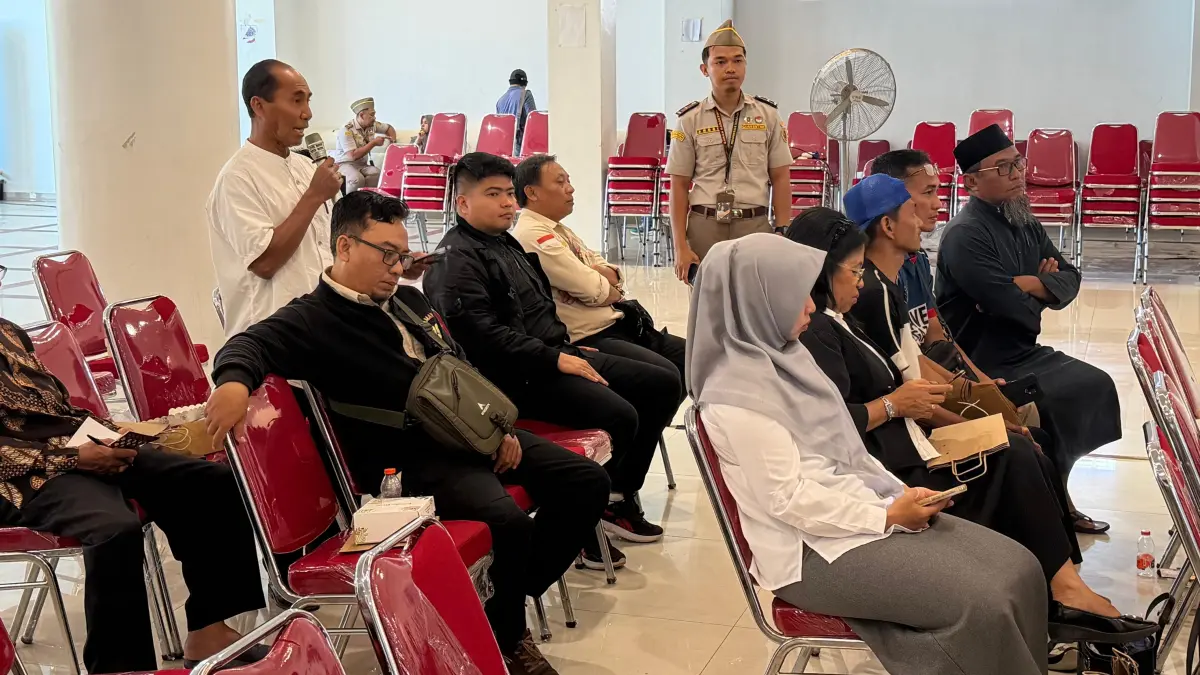 PASOKAN SAPI: Salah seorang peternak lokal saat menyampaikan keluhan usaha peternakan sapi, Kamis (16/4). (SEPTIAN ASMADI/HRK)