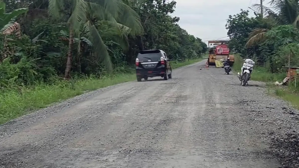 PENGASPALAN: Jalan jalur Teras Baru menuju Tanjung Palas masih menyisakan 700 meter yang perlu dilakukan pengaspalan. (ISTIMEWA)