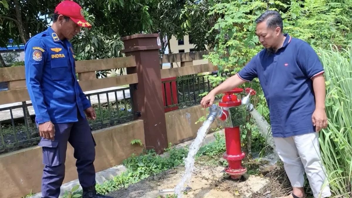 PENGECEKAN: Kepala Disdamkarmat Berau, Rakhmadi Pasarakan, melakukan pengecekan pada hidran yang terpasang di Kecamatan Sambaliung Jumat (17/4). (SENO/BP)