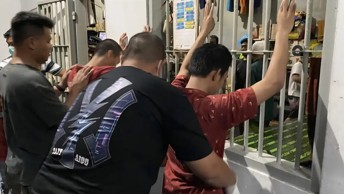 RAZIA: Petugas Lapas Kelas II A Tarakan memeriksa kamar hunian warga binaan, Kamis (16/4) malam. (LAPAS KELAS II A TARAKAN UNTUK HRK)