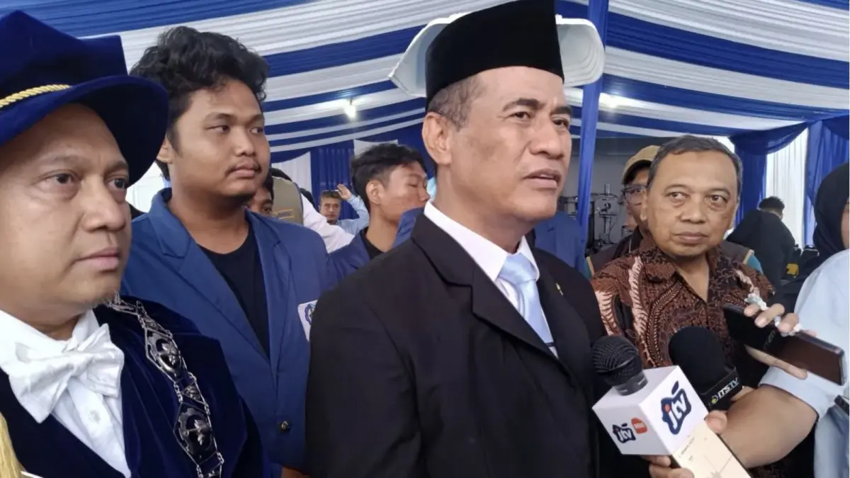 Menteri Pertanian (Mentan) Andi Amran Sulaiman usai hadir untuk memberikan pidato kunci (keynote speech) pada wisuda ke-133 program doktor, magister, dan profesi insinyur di Grha ITS Surabaya, Minggu (19/4/2026). ANTARA