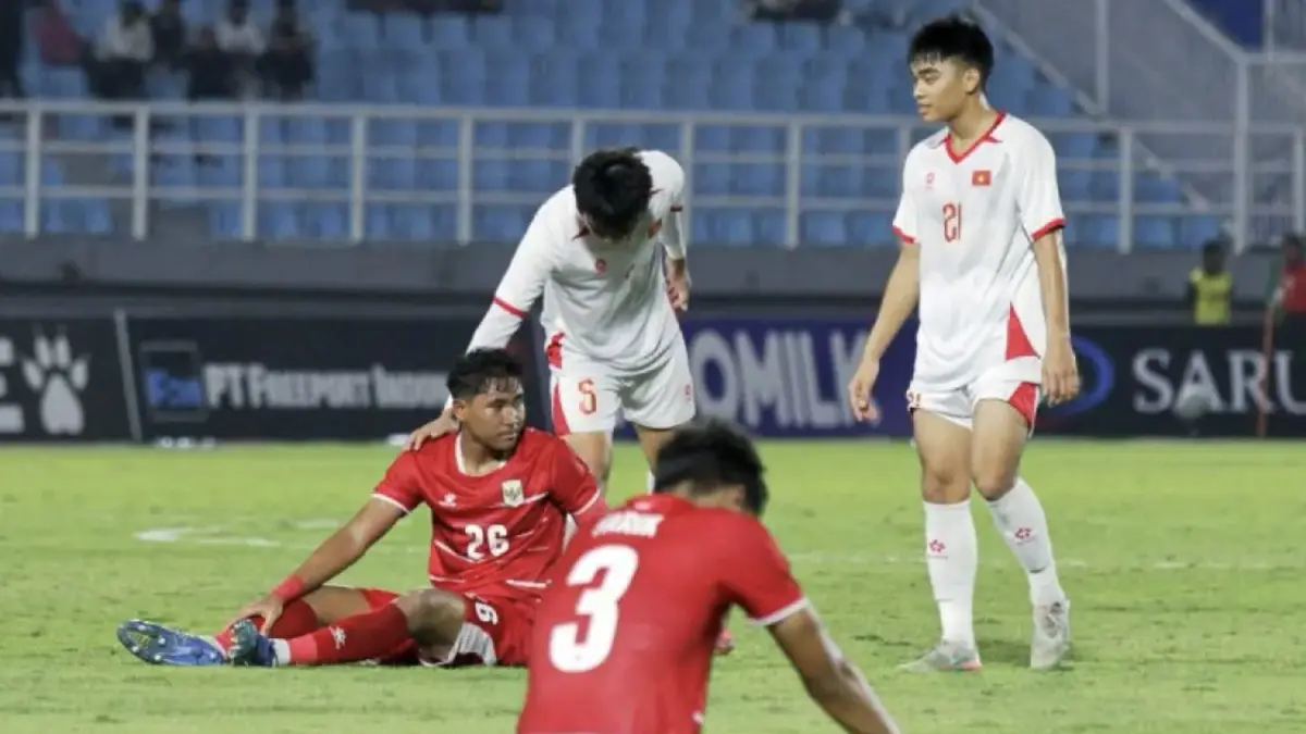 Pesepakbola Timnas Vietnam U-17 Tran Hoang Viet (kedua kiri) berusaha menghibur pemain Indonesia Zidane Raditya Chandra (kiri) setelah gagal lolos ke semifinal saat pertandingan terakhir Grup A Piala AFF U-17 2026 di Stadion Gelora Delta, Sidoarjo, Jawa Timur, Minggu (19/4/2026) malam. (ANTARA)